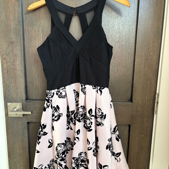 Cocktail style dress - Picture 1 of 4